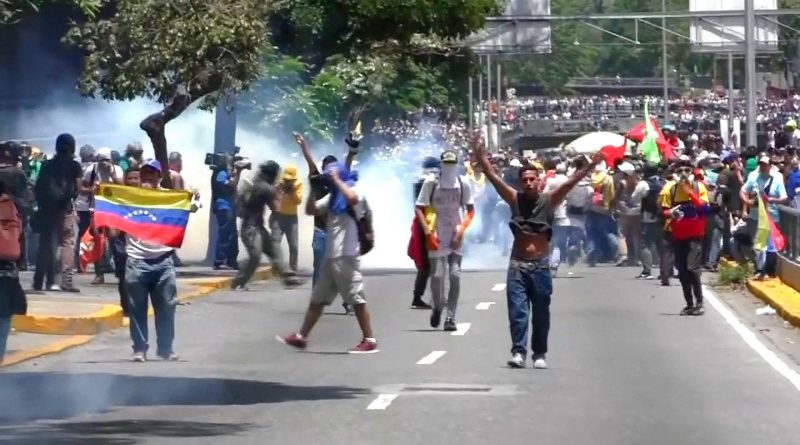 Videó ajánló: Egy liter kóláért 2700 liter benzin – Teljes a káosz Venezuelában